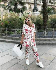 חליפת פרחים לבנה