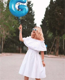 שמלה לבנה אוף שולדרס