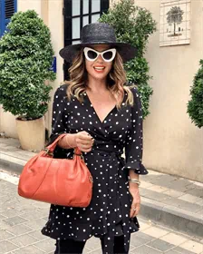 שמלה נקודות שחור לבן