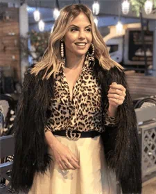 מכופתרת מנומרת