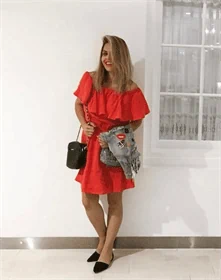 שמלה אדומה אופ שולדרס