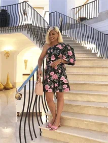 שמלה שחורה עם פרחים ורודים