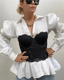 חולצה לבנה עם שרוולים נפוחים