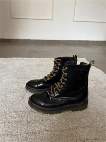 מגפיים עם שרוכים צהובים