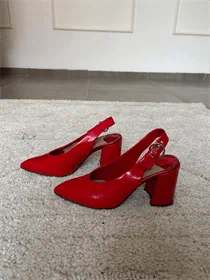 נעלי עקב אדומות