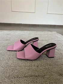 כפכפים ורודים