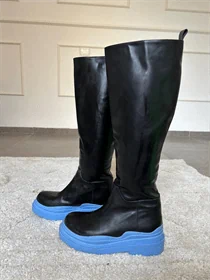 מגפיים עם סוליה כחולה