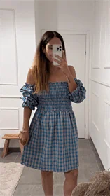 שמלת משובצת עם שרוולים נפוחים