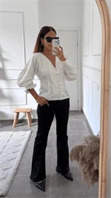 מכופתרת עם שרוולים נפוחים