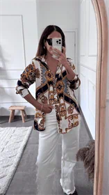 מכופתרת עם הדפס