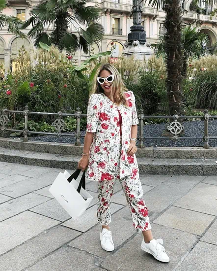 חליפת פרחים לבנה