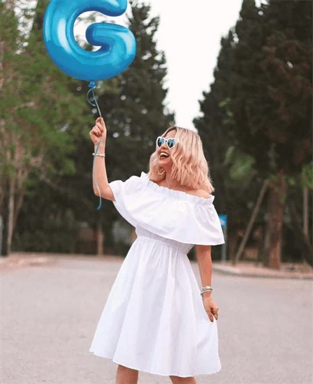 שמלה לבנה אוף שולדרס