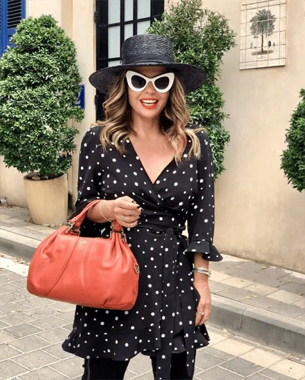 שמלה נקודות שחור לבן