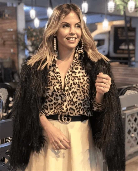 מכופתרת מנומרת