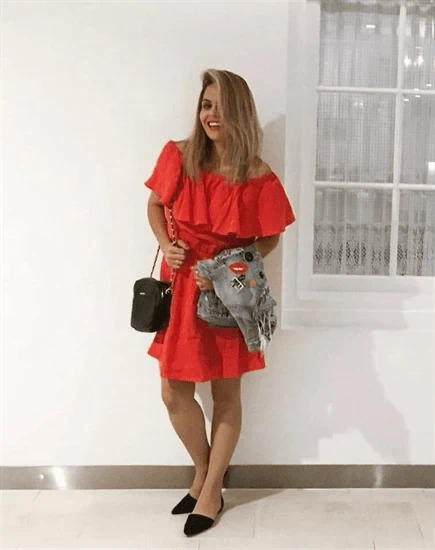 שמלה אדומה אופ שולדרס