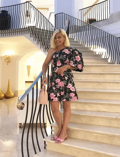 שמלה שחורה עם פרחים ורודים