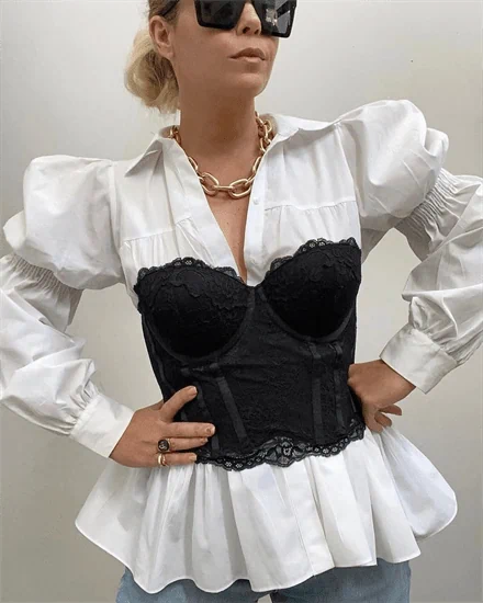 חולצה לבנה עם שרוולים נפוחים