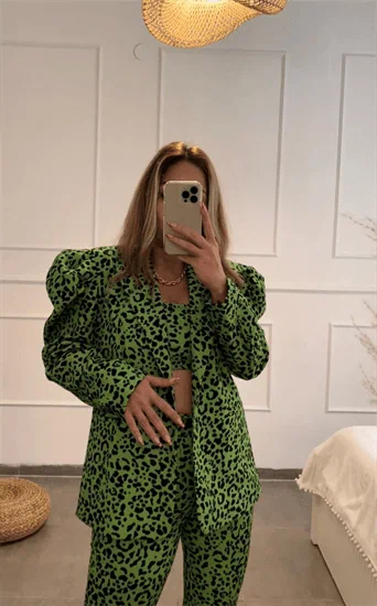 חליפה מנומרת ירוקה