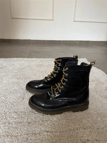 מגפיים עם שרוכים צהובים