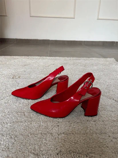 נעלי עקב אדומות