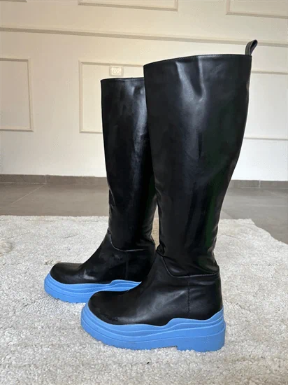 מגפיים עם סוליה כחולה