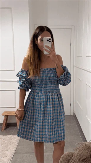 שמלת משובצת עם שרוולים נפוחים