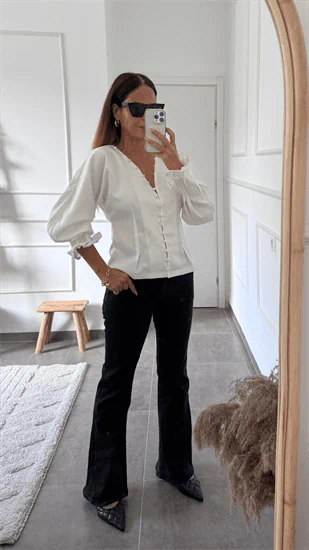 מכופתרת עם שרוולים נפוחים